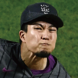 400勝左腕・金田正一さん長男の金田賢一が始球式 父の現役時代着用ユニ