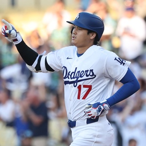 岡本和真が逆方向へメジャー初の満塁弾、2戦ぶり21号、大谷翔平の